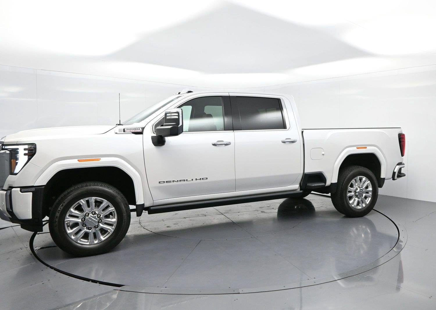 Used 2025 White Frost Tricoat GMC Denali image 4