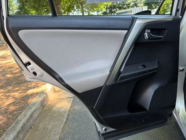 Used 2015 Silver Toyota XLE image 21