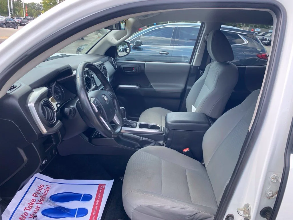 Used 2016 White Toyota SR5 image 5