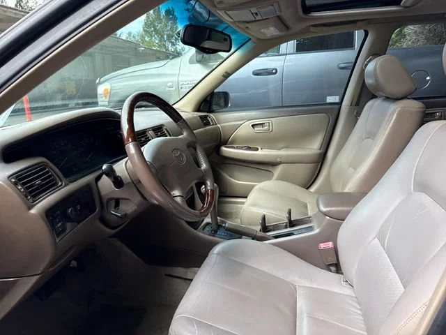 Used 2001  Toyota LE image 13