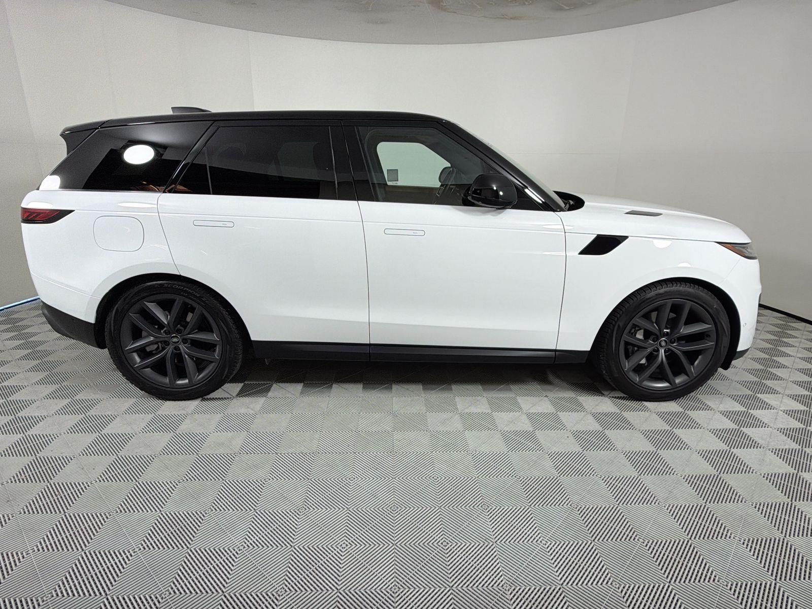 Used 2024 Fuji White Land Rover SE image 6