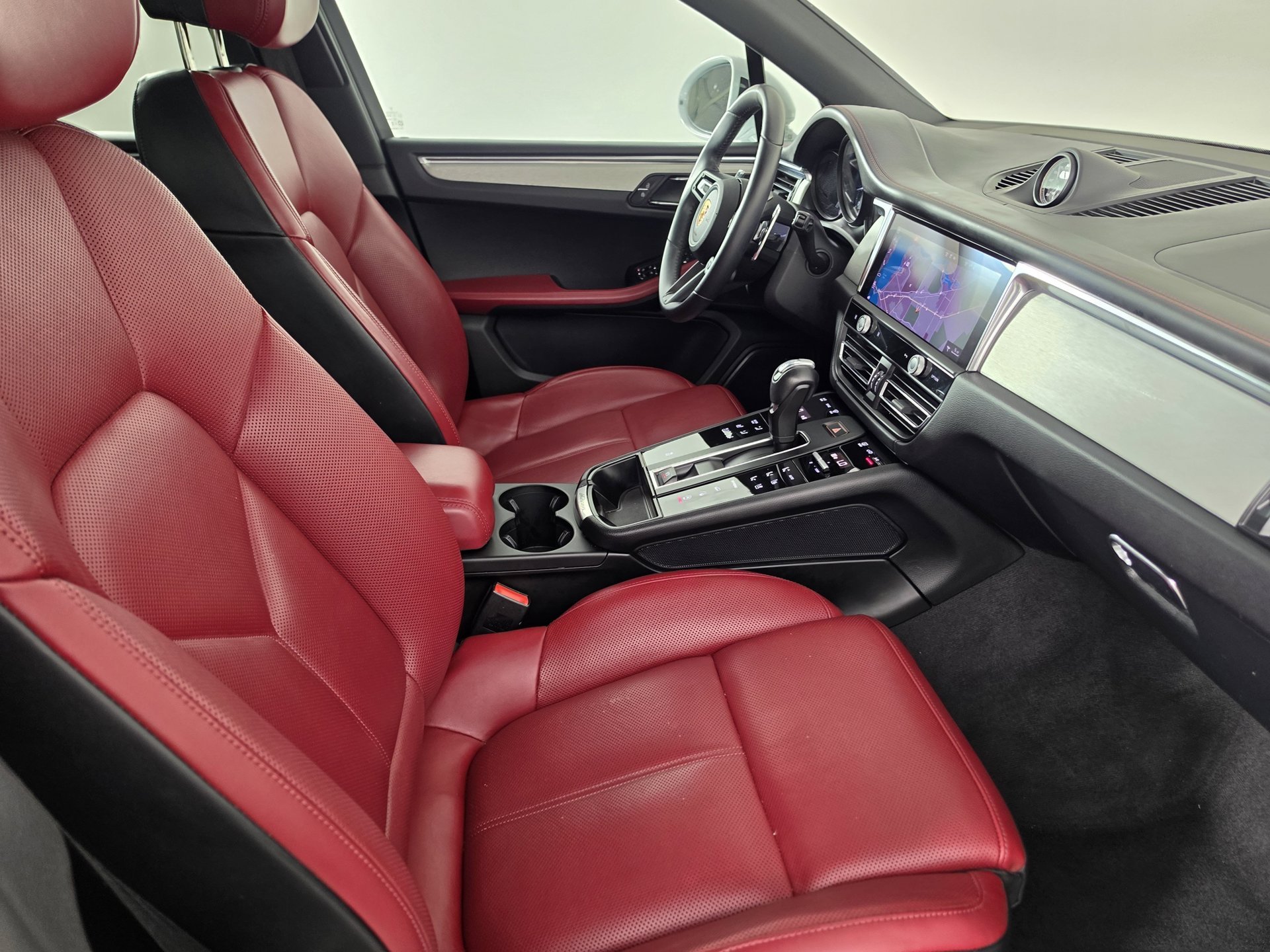2025 Porsche Macan T - Photo 38