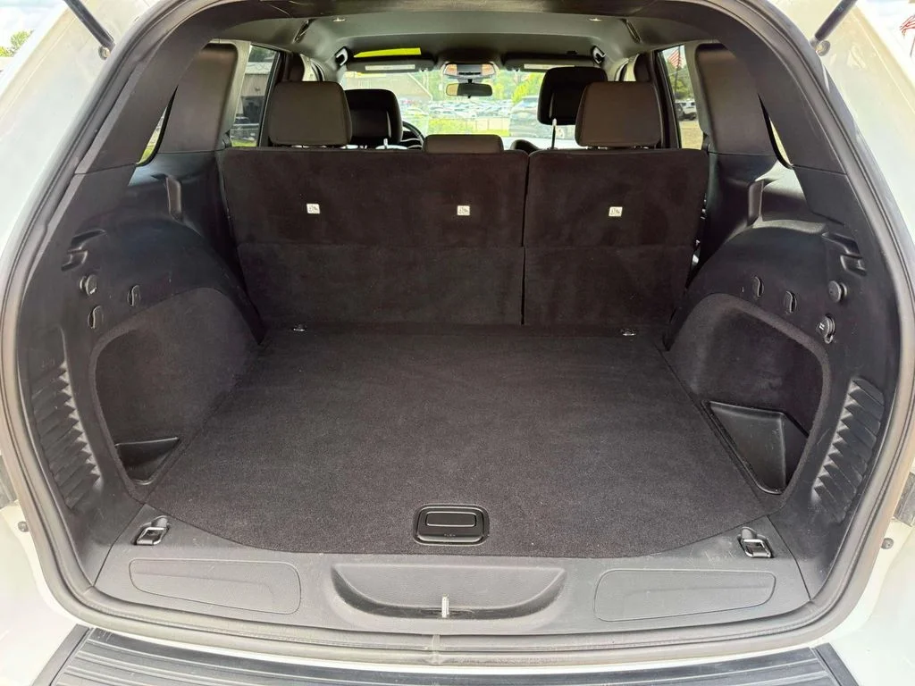 Used 2020 White Jeep Laredo E image 11