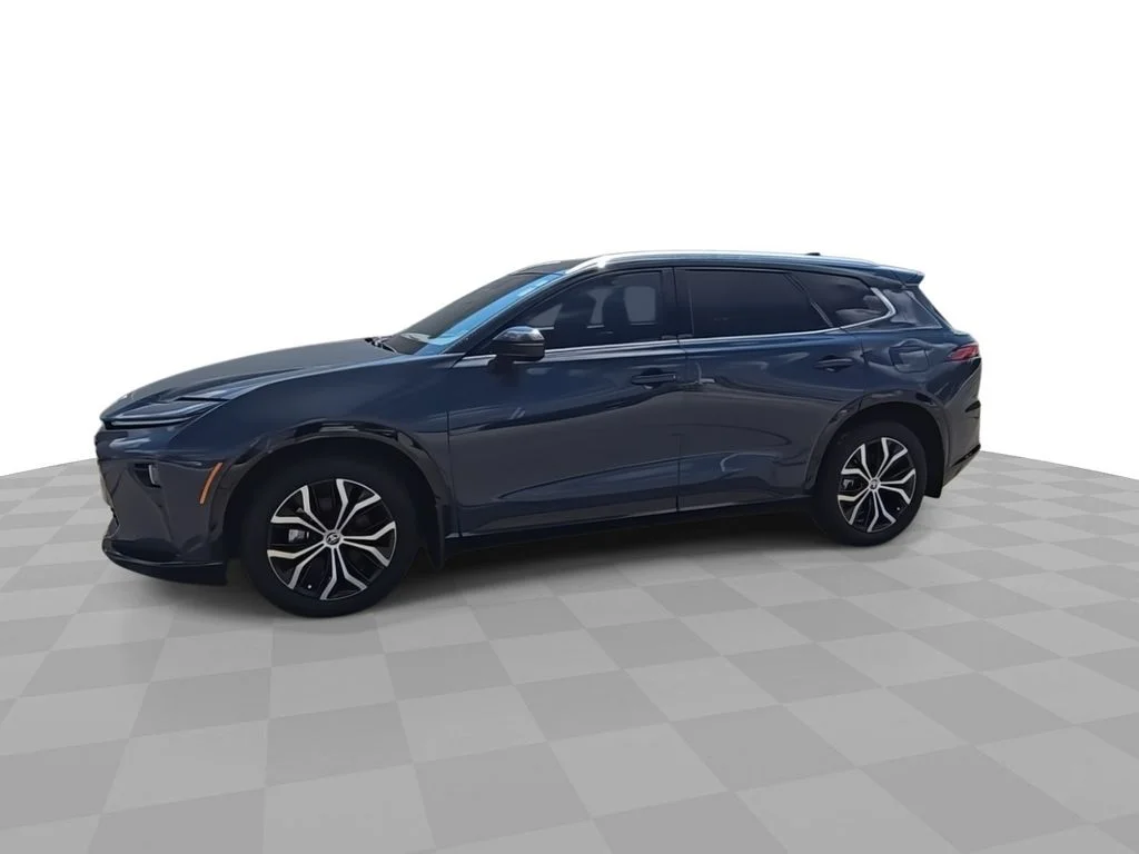 Used 2025 White Toyota XLE image 4