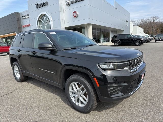 New 2026 Diamond Black Crystal Pearl-Coat Exterior Paint Jeep Laredo X image 1