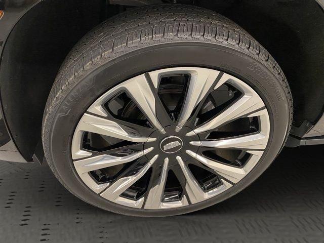 Used 2025  Cadillac Premium Luxury image 29