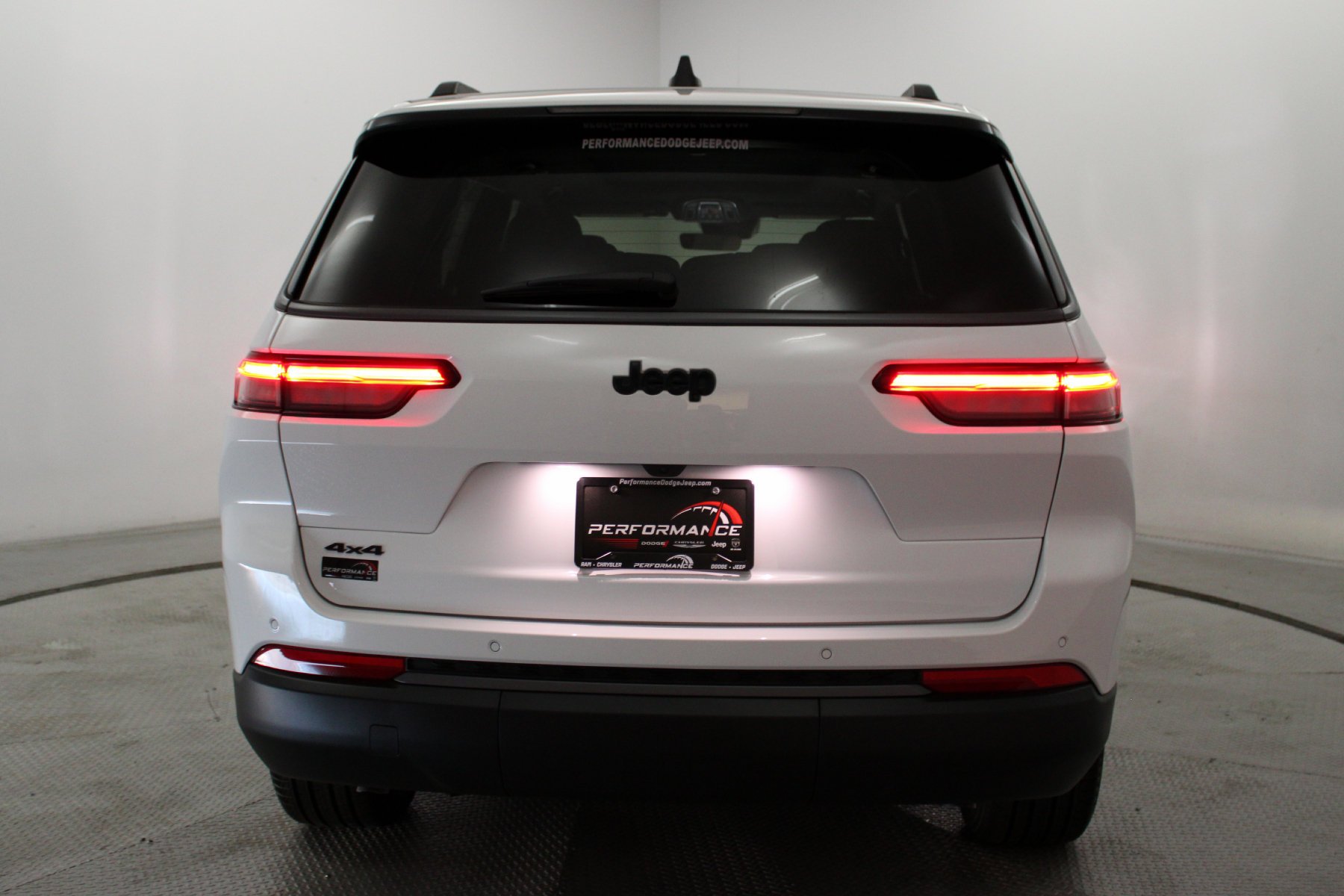 New 2026 Bright White Clear-Coat Exterior Paint Jeep Limited 4x4 image 10