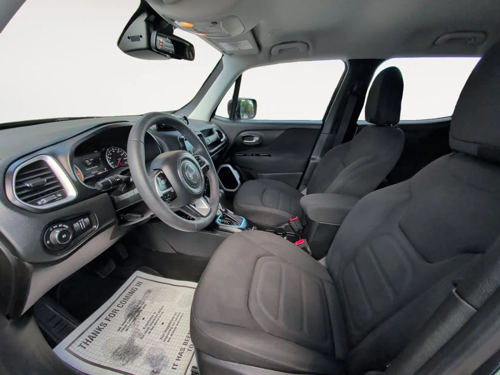 Used 2018 Gray Jeep Latitude image 9