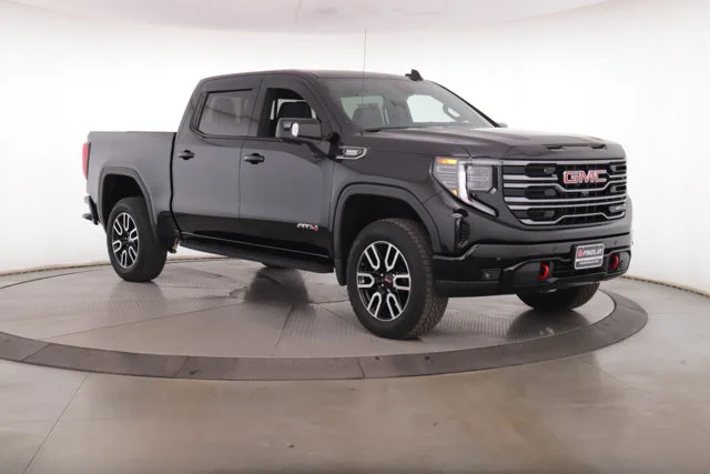 Used 2025  GMC AT4 image 3