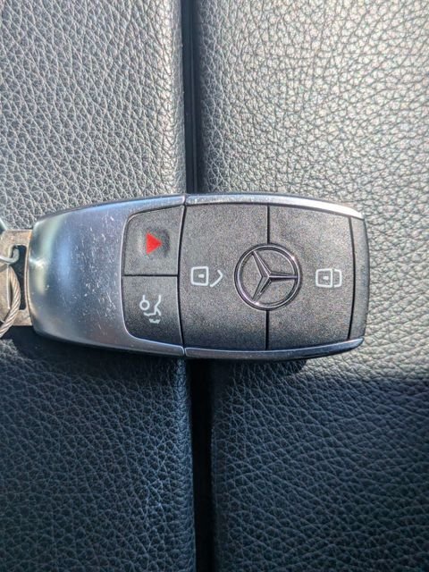 Used 2025 White Mercedes-Benz GLB 250 image 34