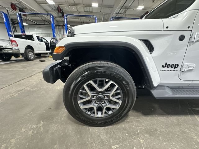 Used 2025 White Jeep Sahara image 23