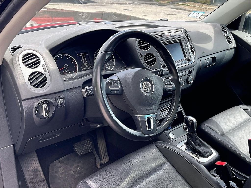 Used 2016 Deep Black Pearl Effect Volkswagen SE image 8