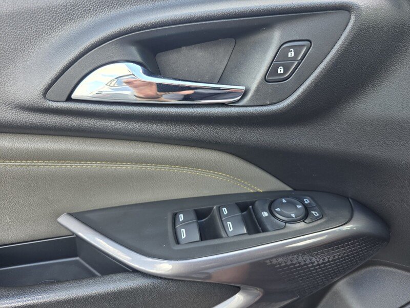 Used 2025 Sterling Gray Metallic CHEVROLET FWD 4DR ACTIV image 34