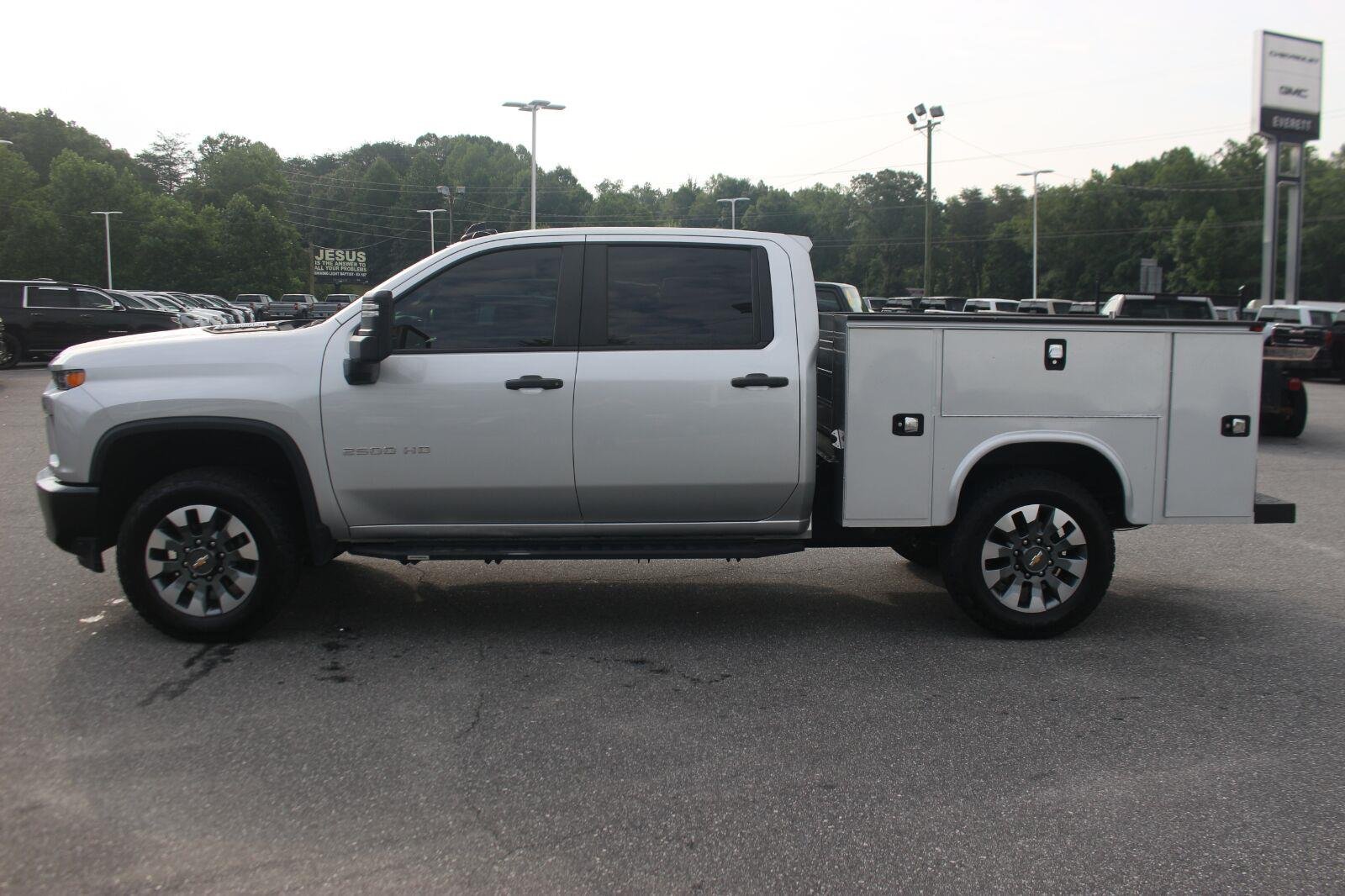 Used 2023 Silver Ice Metallic Chevrolet Custom image 5