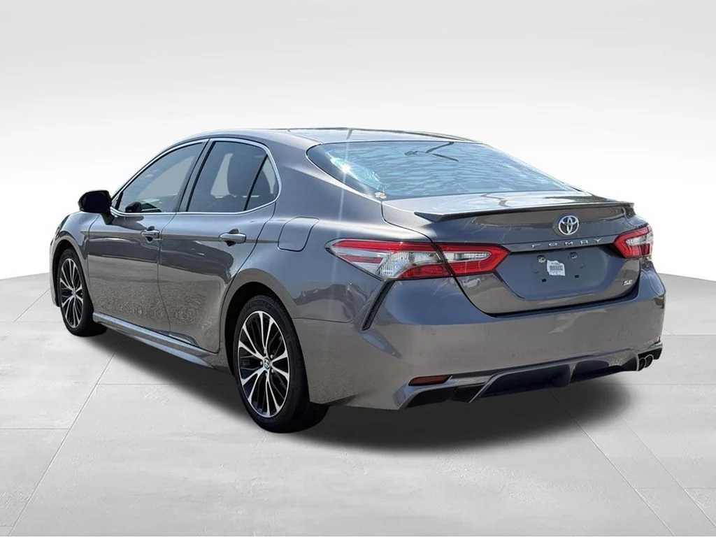 Used 2018 Gray Toyota SE image 3