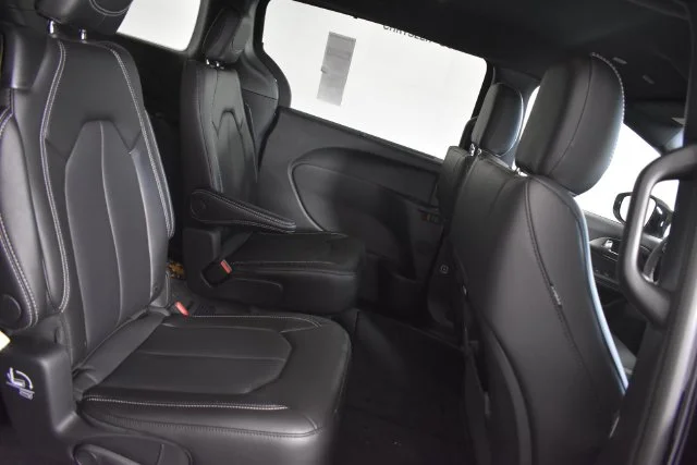 New 2026 Diamond Black Crystal Pearl-Coat Exterior Paint Chrysler Select image 14