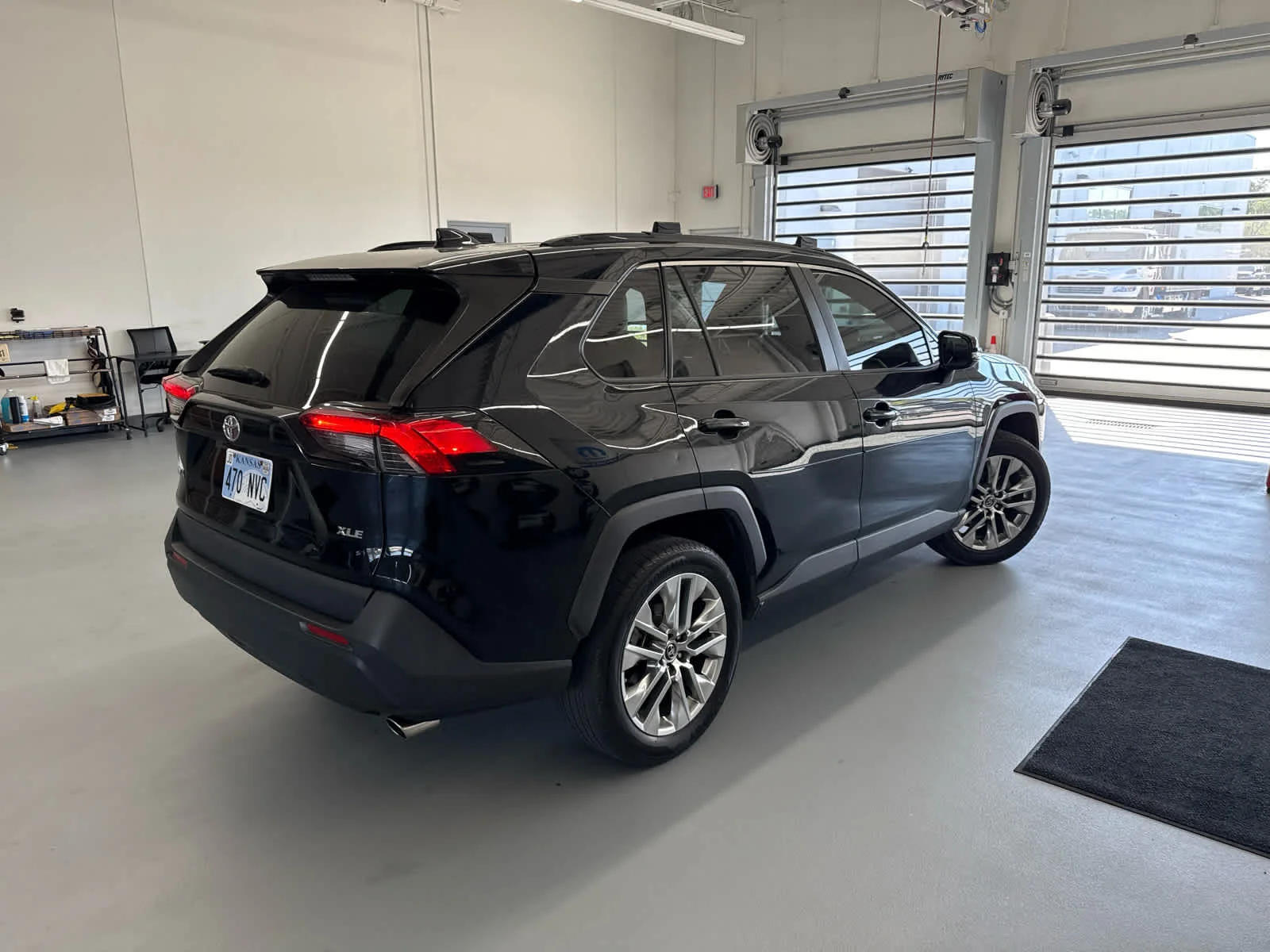 Used 2019 Midnight Black Metallic Toyota XLE Premium image 5