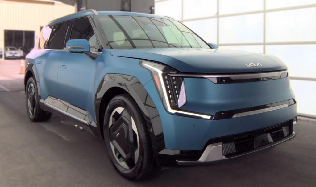 Used 2024 Blue Kia Land image 2