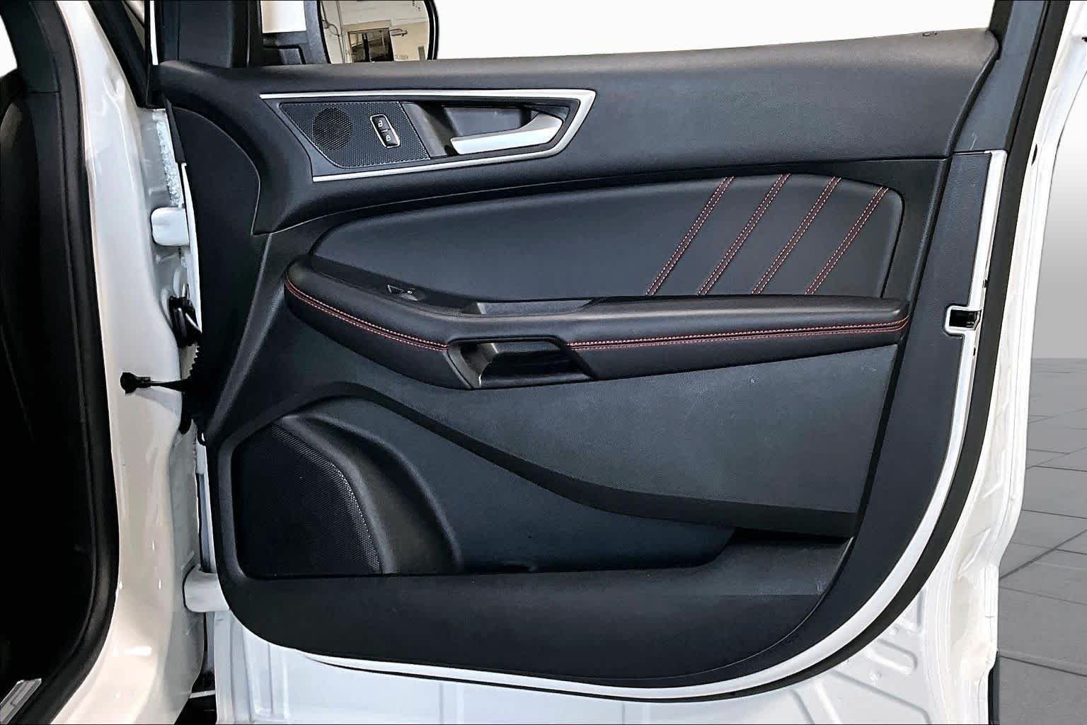 Used 2023 Star White Metallic Tri-Coat Ford ST-Line image 22