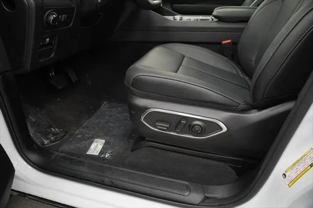 New 2026 Bright White Clear-Coat Exterior Paint Jeep Grand Wagoneer image 29