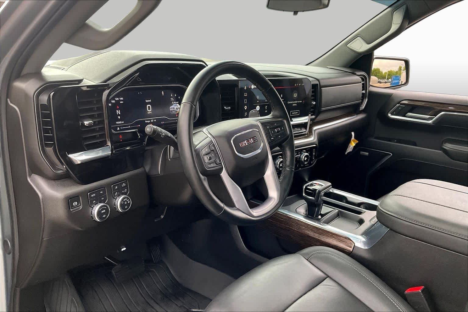 Used 2025 Sterling Metallic GMC Elevation image 17