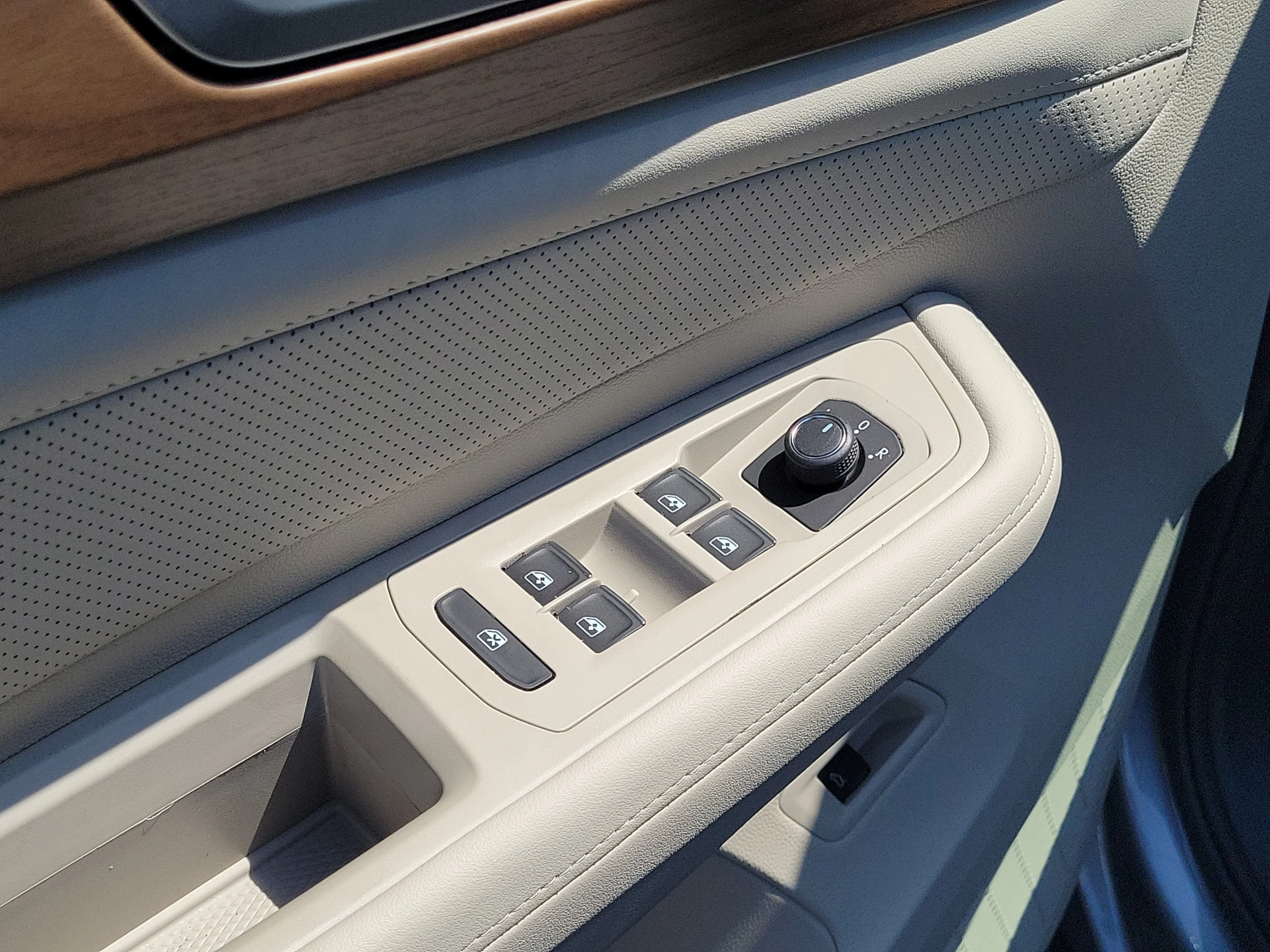 New 2026 Silver Volkswagen SE w/Technology image 17