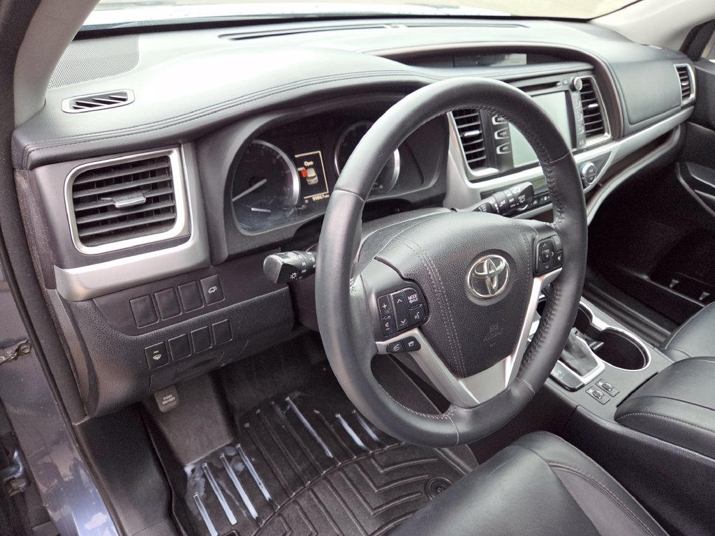 Used 2016 Blue Toyota XLE V6 image 18