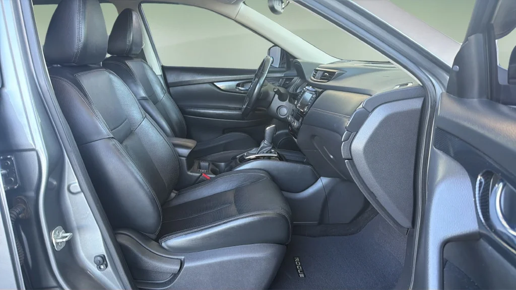 Used 2018 Gun Metallic Nissan SL image 18