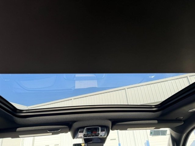 New 2027 Diamond Black Crystal Pearl-Coat Exterior Paint RAM Laramie image 6