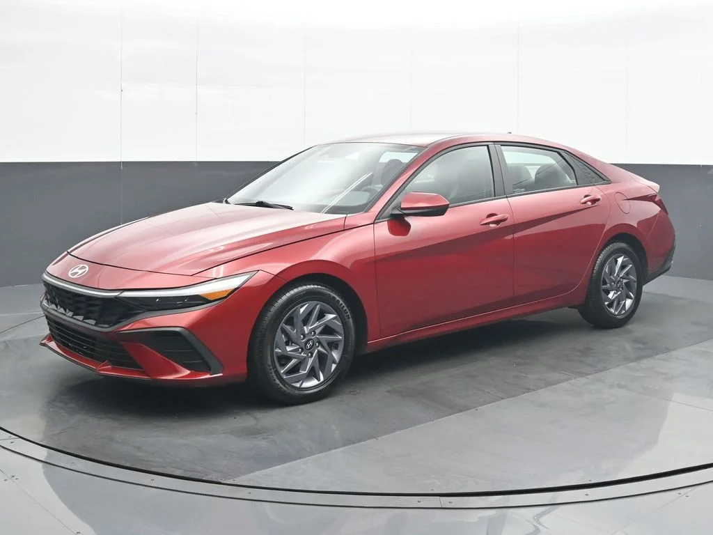 Used 2024 Red Hyundai SEL image 2