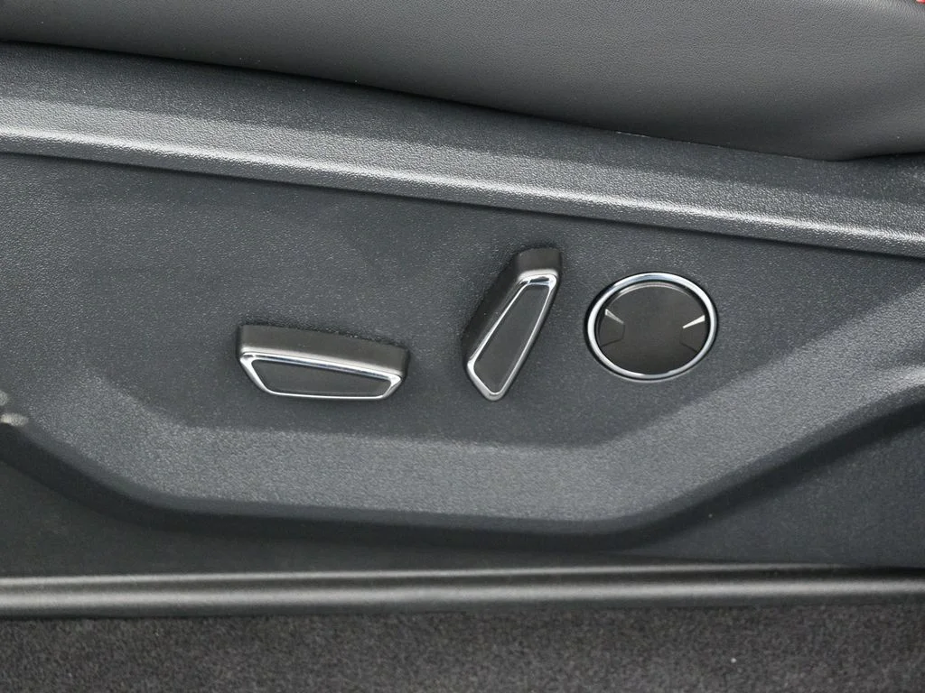 New 2025 Iconic Silver Metallic Ford Lariat image 11