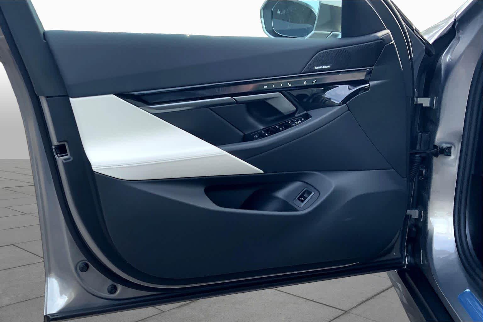 New 2027 Oxide Grey Metallic BMW 530i xDrive image 10