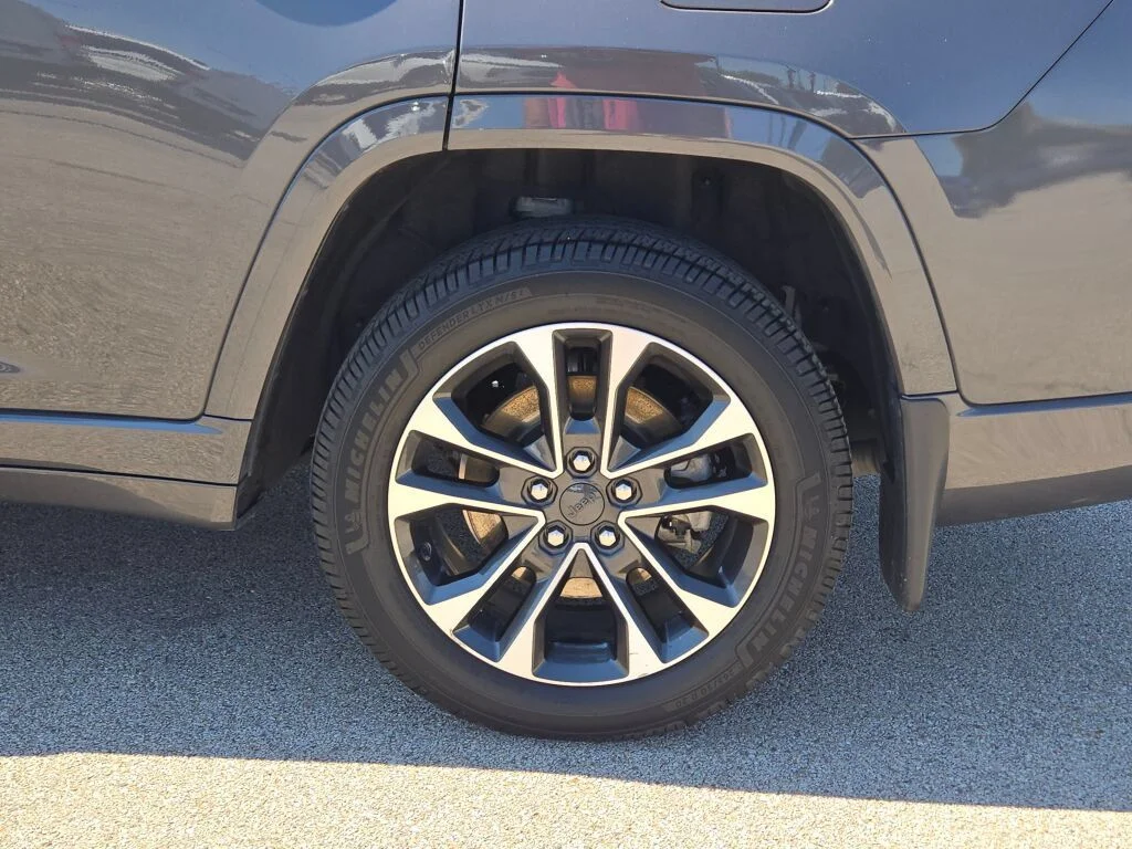 Certified Used 2021 Gray Metallic Jeep Overland image 16