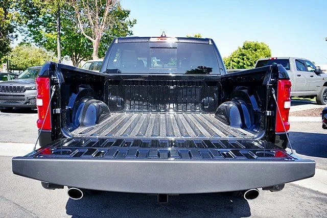 New 2026 Diamond Black Crystal Pearl-Coat Exterior Paint RAM Laramie image 18