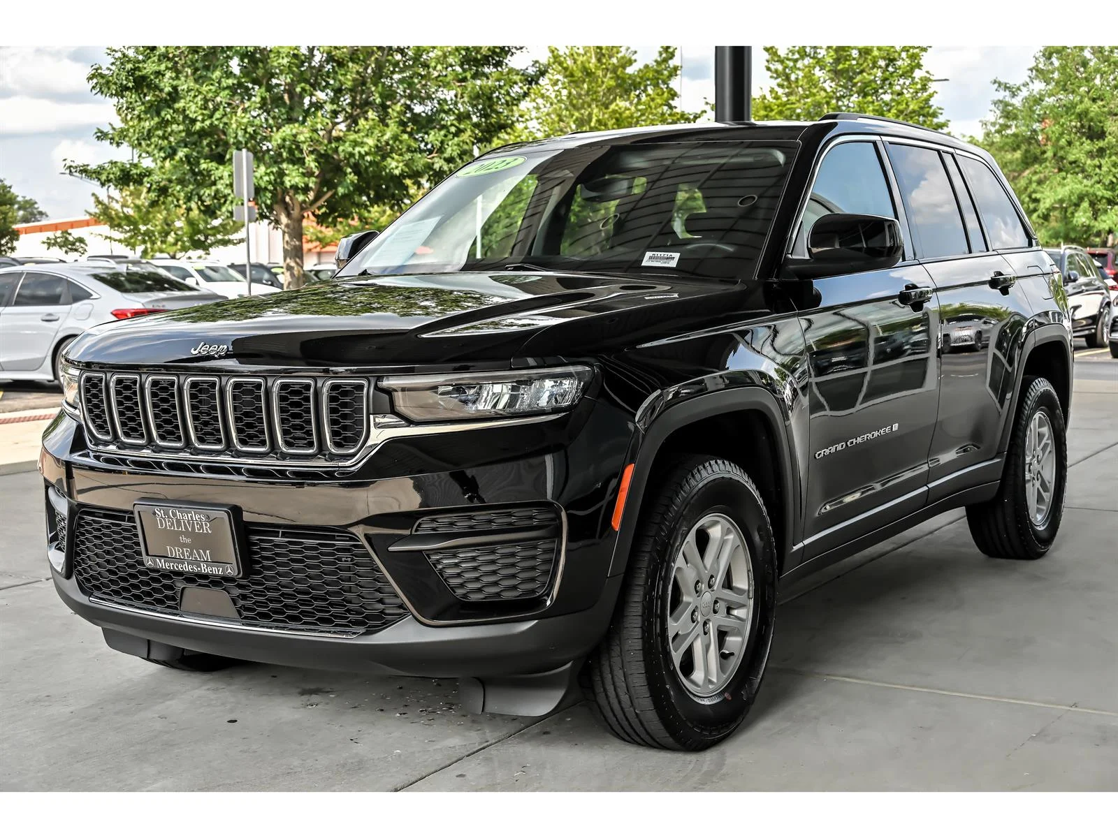 Used 2023 Black Jeep Laredo image 4