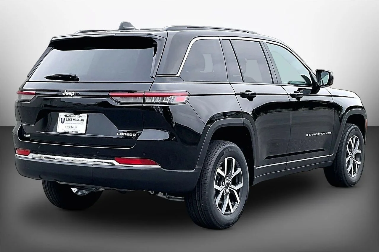 New 2027 High Gloss Black Jeep Laredo image 8
