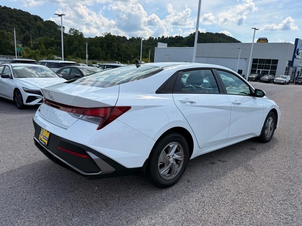 Used 2025 White Hyundai SE image 10