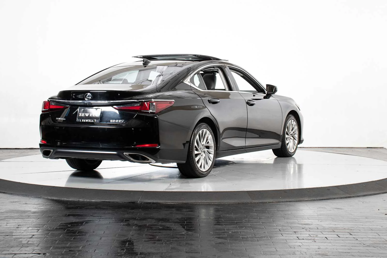 Used 2019 Obsidian Lexus Ultra Luxury image 5