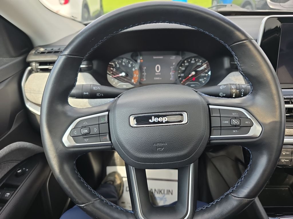 Used 2022 Silver Jeep Latitude image 16