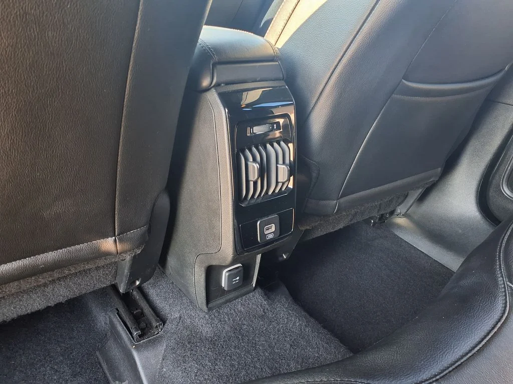 Used 2025 White Jeep Latitude image 18