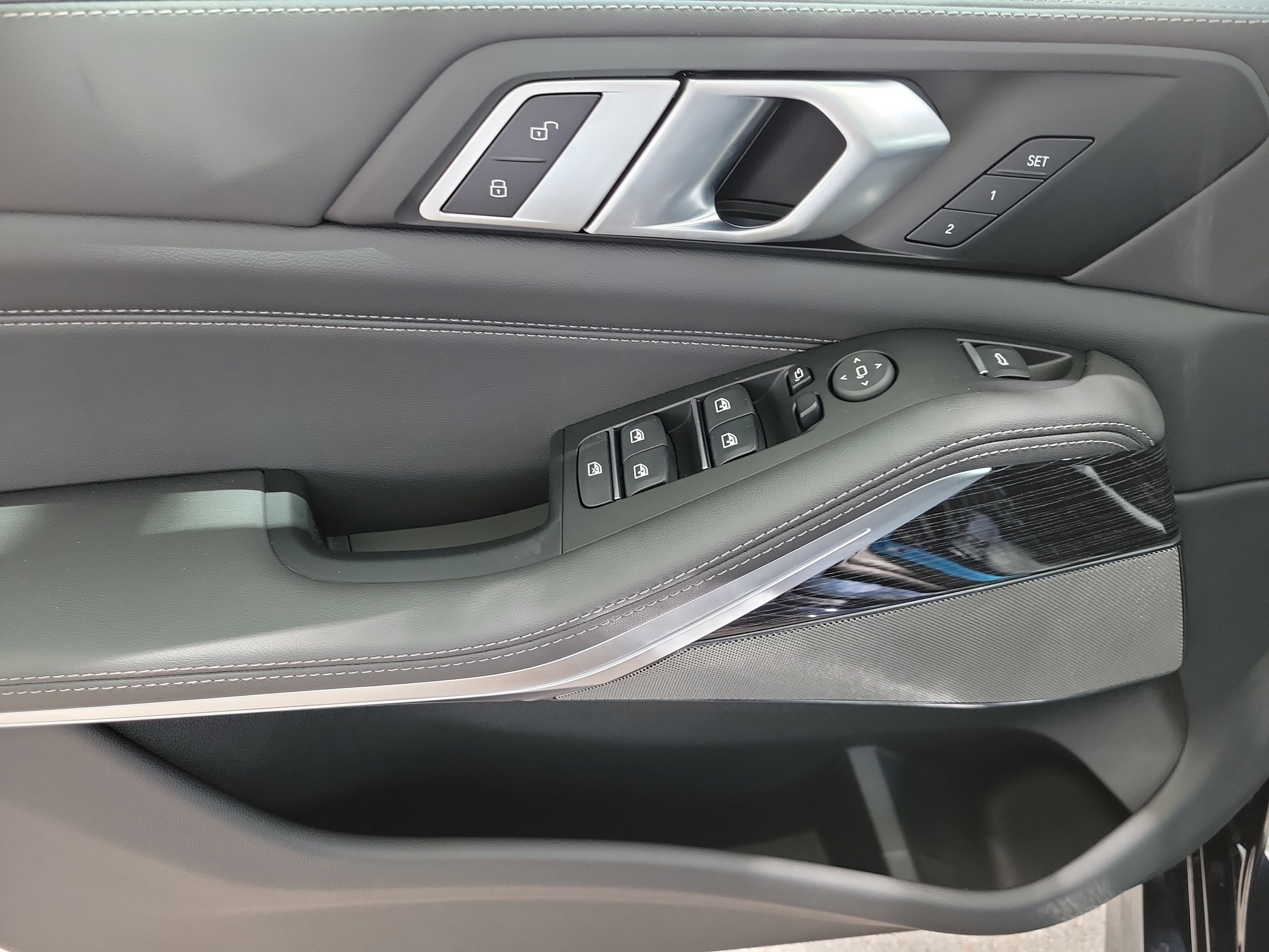 New 2026 Carbon Black Metallic BMW sDrive40i image 17