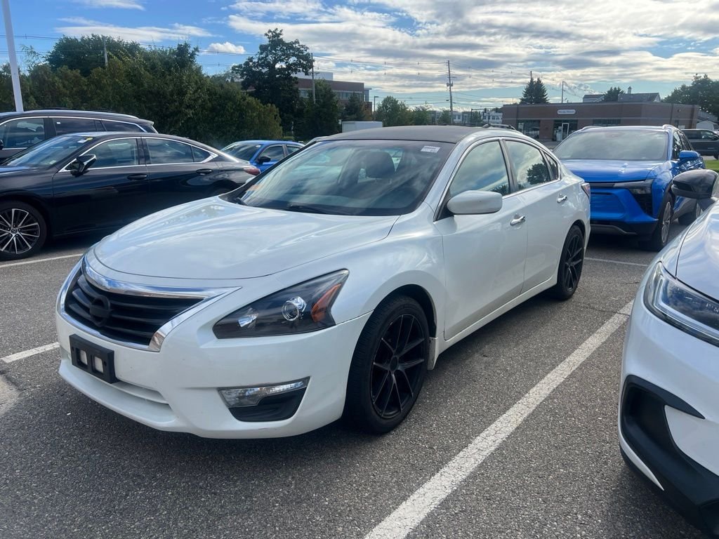 Used 2014 Pearl White Nissan 2.5 SV image 2