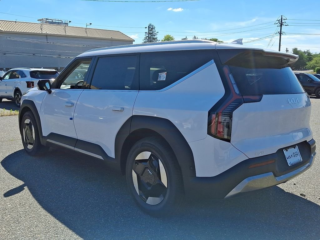 New 2026 Glacial White Pearl Kia Wind AWD image 3