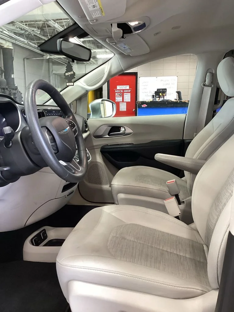 Used 2018 Silver Chrysler Touring Plus image 11