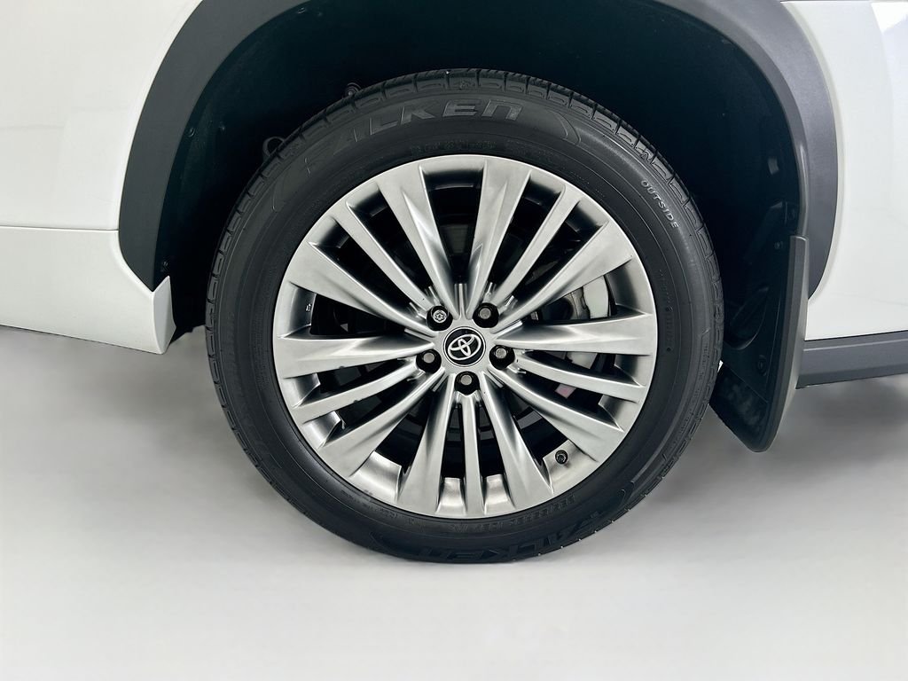 Used 2023 Pearl Toyota Platinum image 29
