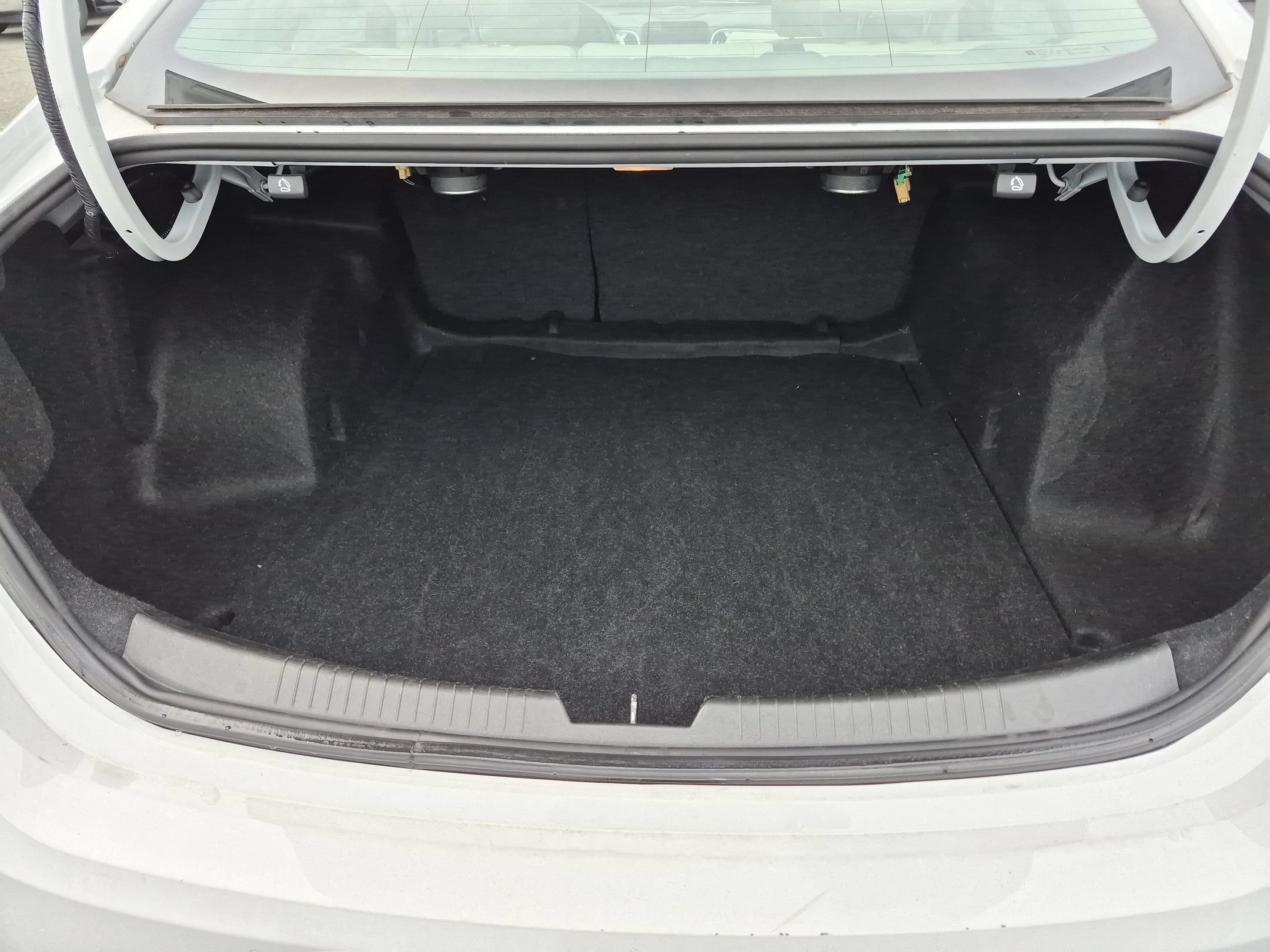 Used 2024 Summit White Chevrolet LT image 31