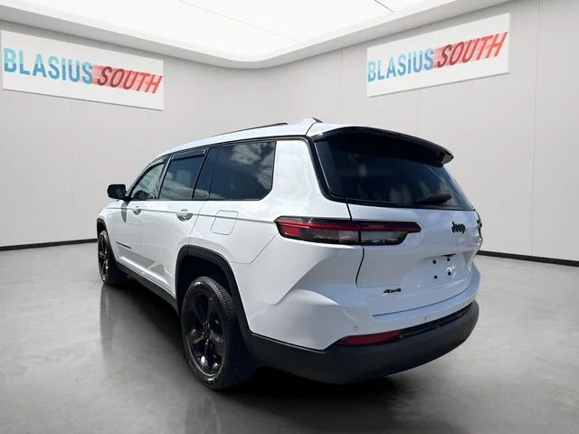 Used 2023 White Jeep Altitude image 5