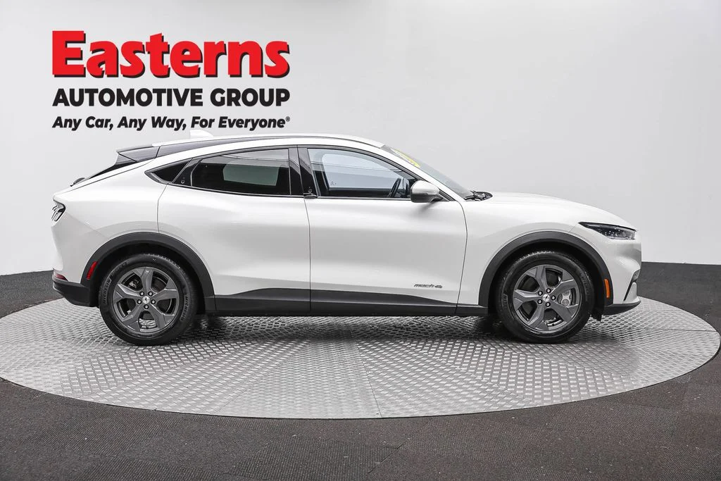 Used 2021 White Ford Select image 4