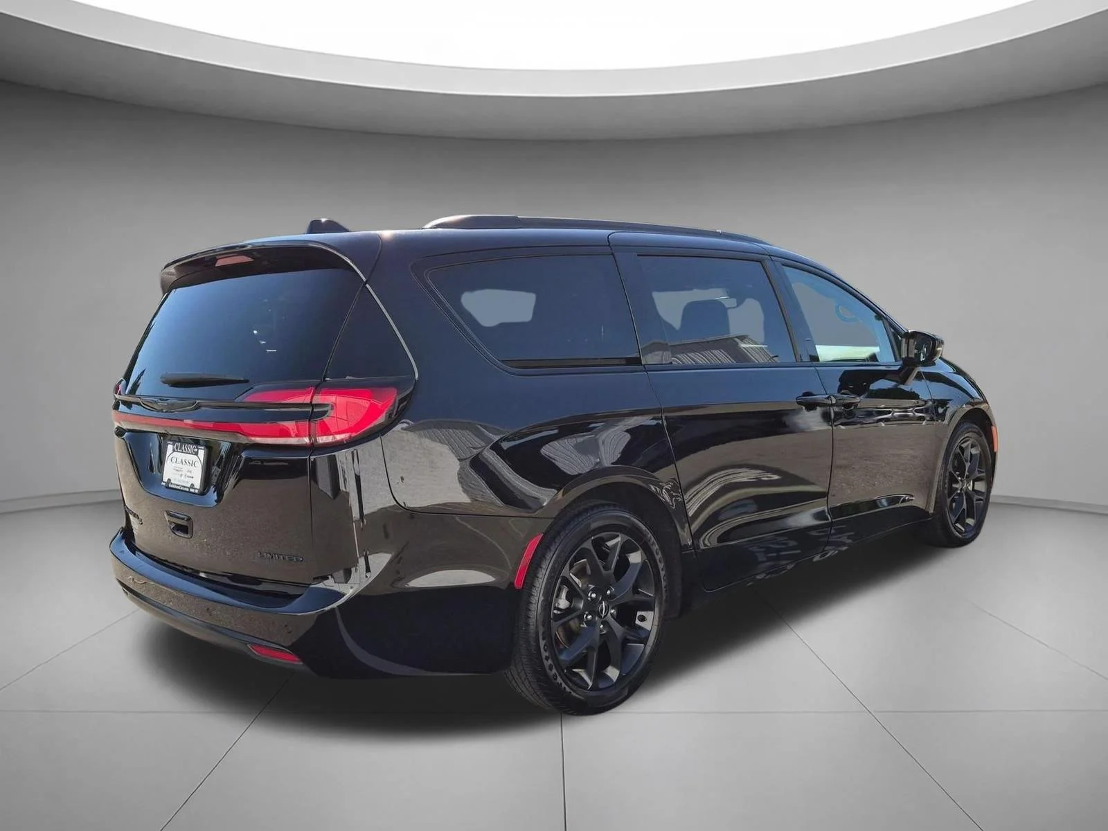 Used 2025 Diamond Black Crystal Pearlcoat Chrysler Limited image 5