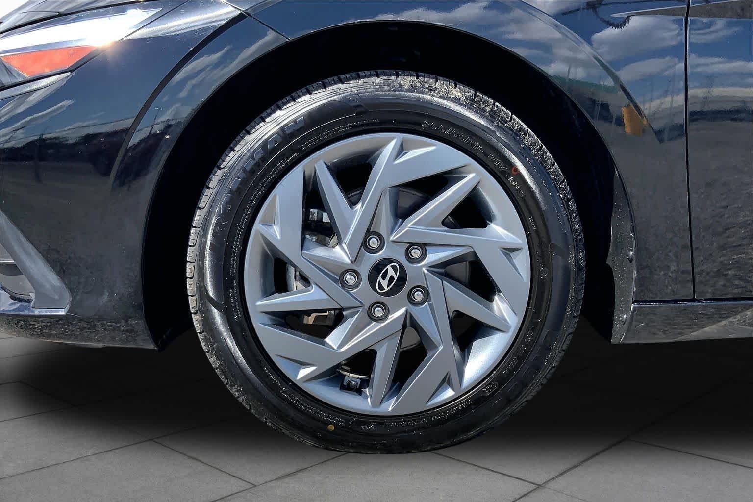 Used 2024 Abyss Black Hyundai SEL image 11